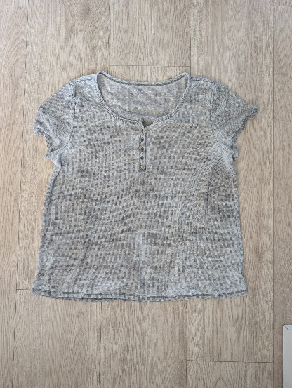 American Eagle gle Womens Short Sleeve Henley Top in Heather Light Camo Gray
